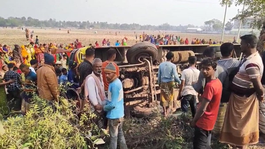 যাত্রী নিয়ে উল্টে গেল পিকআপ, নারী সহ নিহত ৬